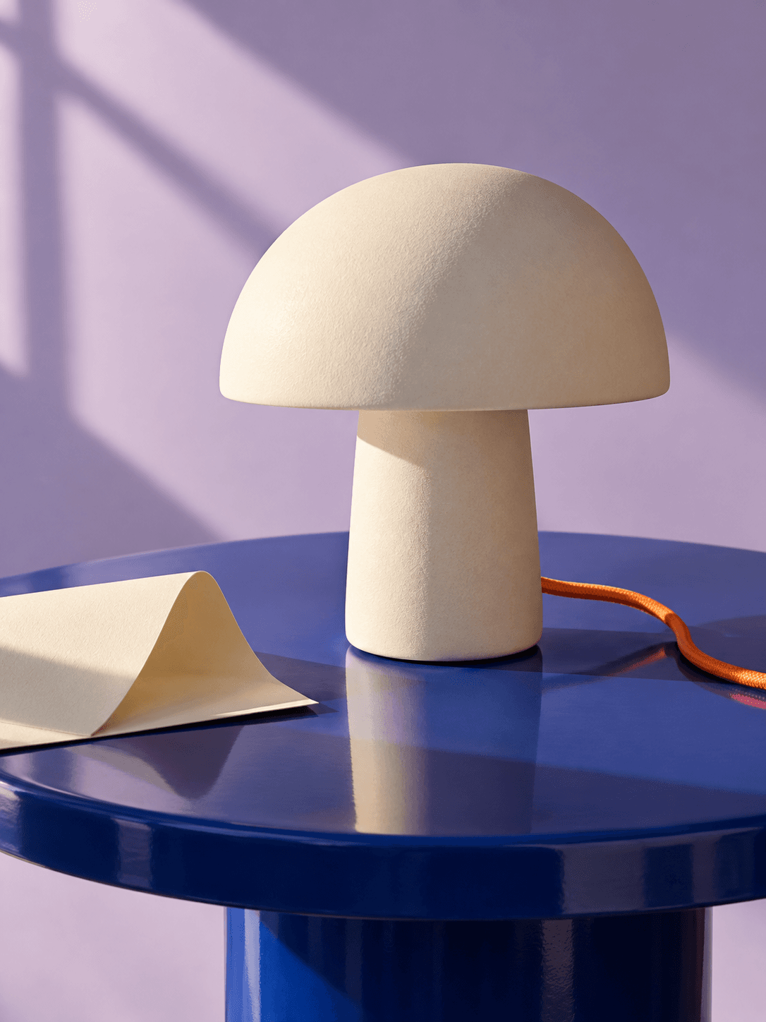 Étude originale : lampe sculpturale crème sur une table bleue